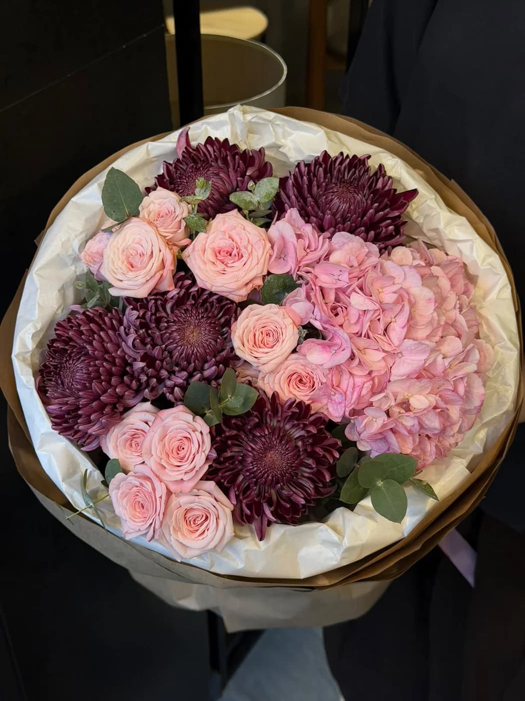 Bigoudi xrizanteması, Pink Jumbo hidrangeası və Bird’s Nest-dən ibarət mix buket.