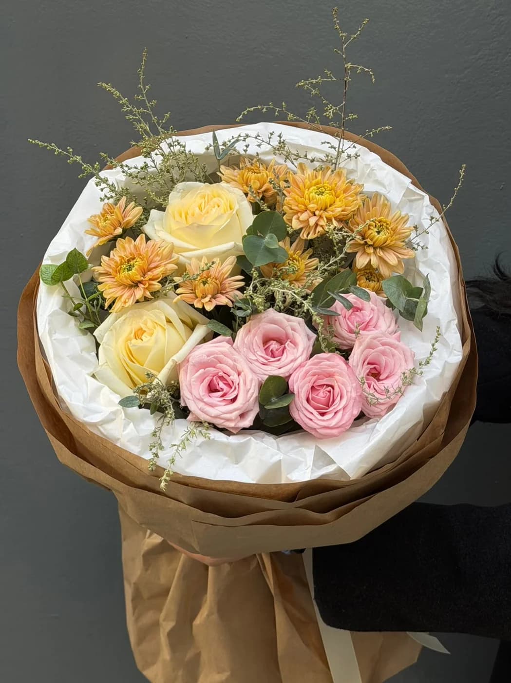Микс букет из хризантем Lady Orange, роз Candle Light и Birds Nest