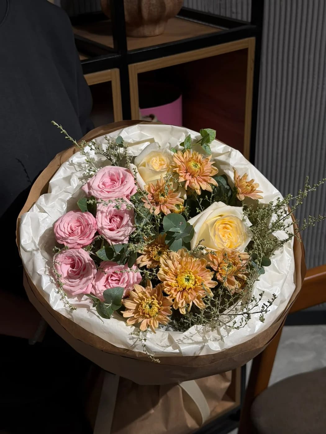 Микс букет из хризантем Lady Orange, роз Candle Light и Birds Nest