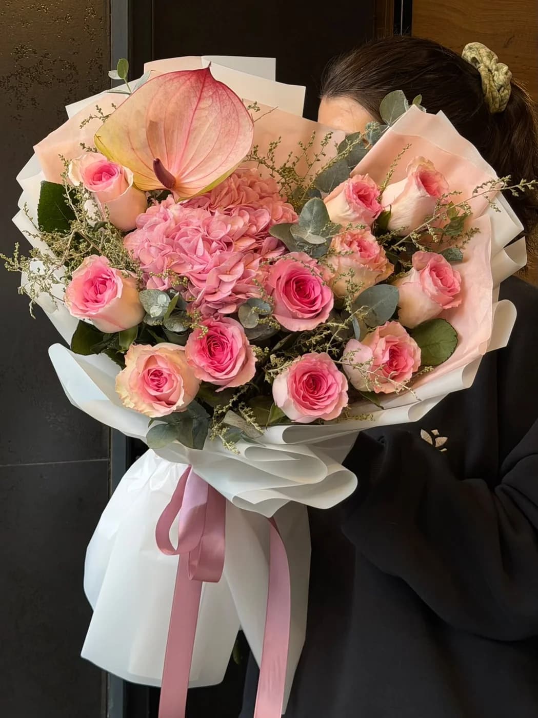 Микс-букет из розовой гортензии Jumbo, антуриума Pink-Grin, полыни и цветов Mandala