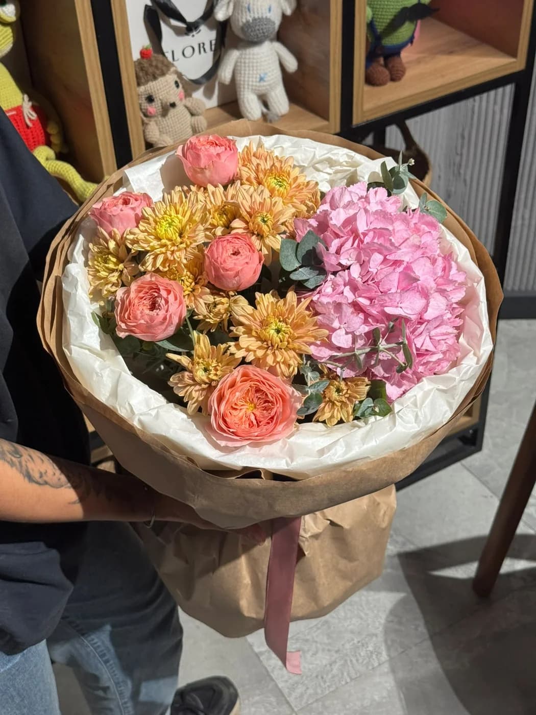 Микс-букет из розовой гортензии Pink Jumbo, роз Harper и роз Lady Orange.