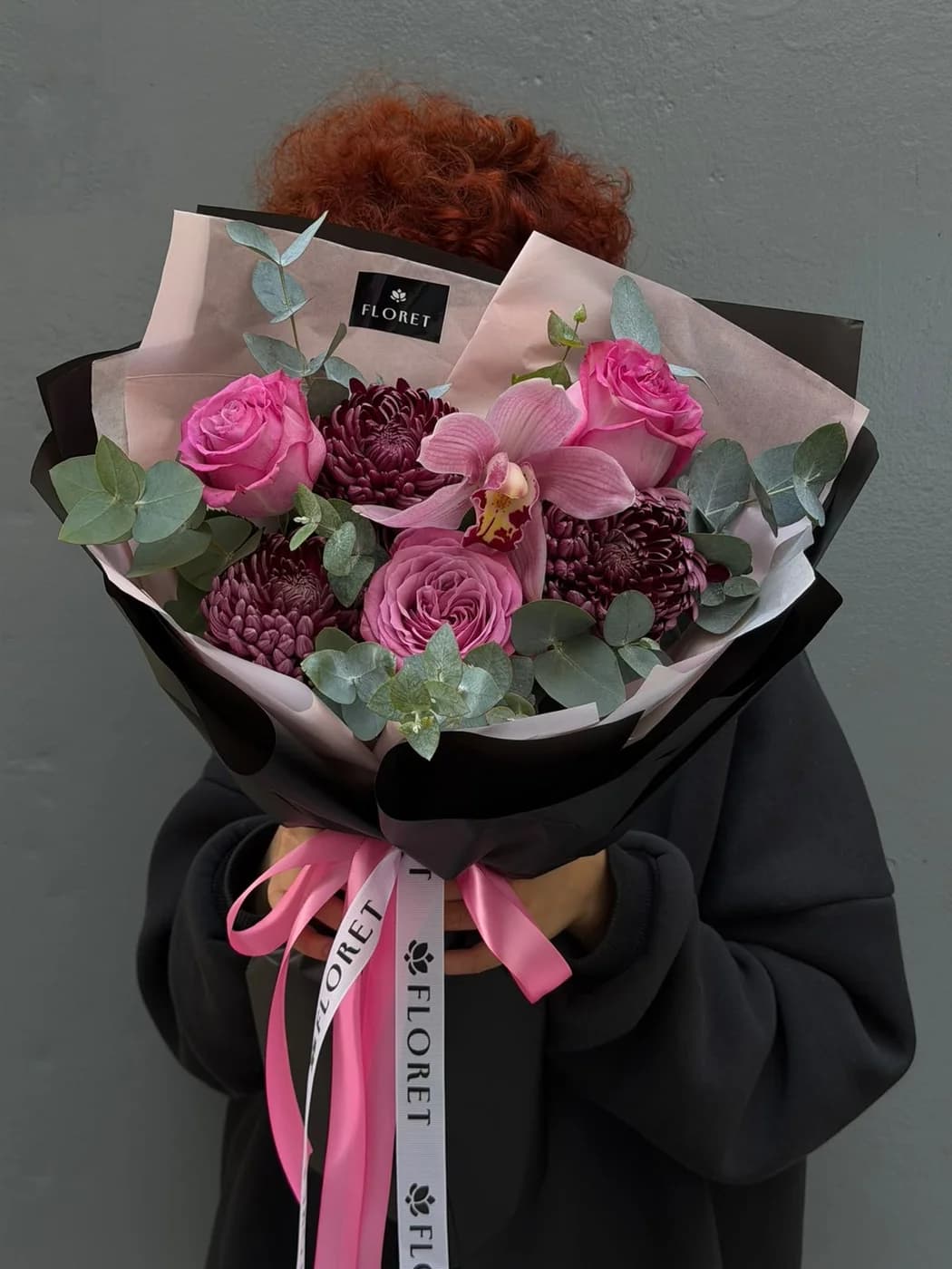Микс букет из роз Queens Crown, хризантем Bigoudi и орхидеи