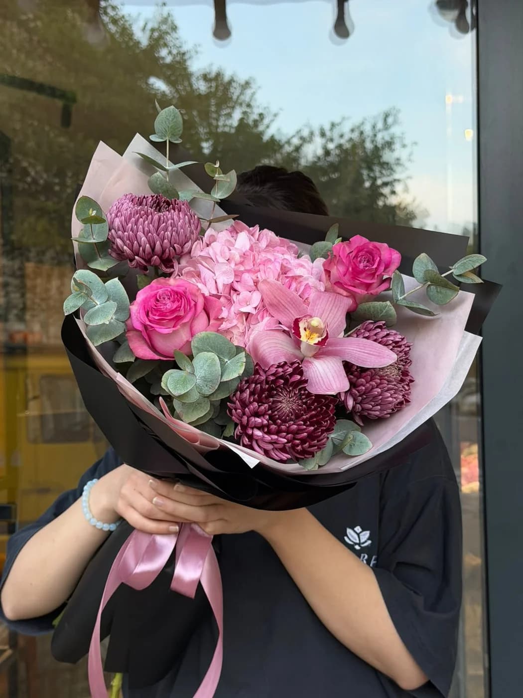 Микс букет из роз Queens Crown, хризантем Bigoudi, гортензией и орхидеей