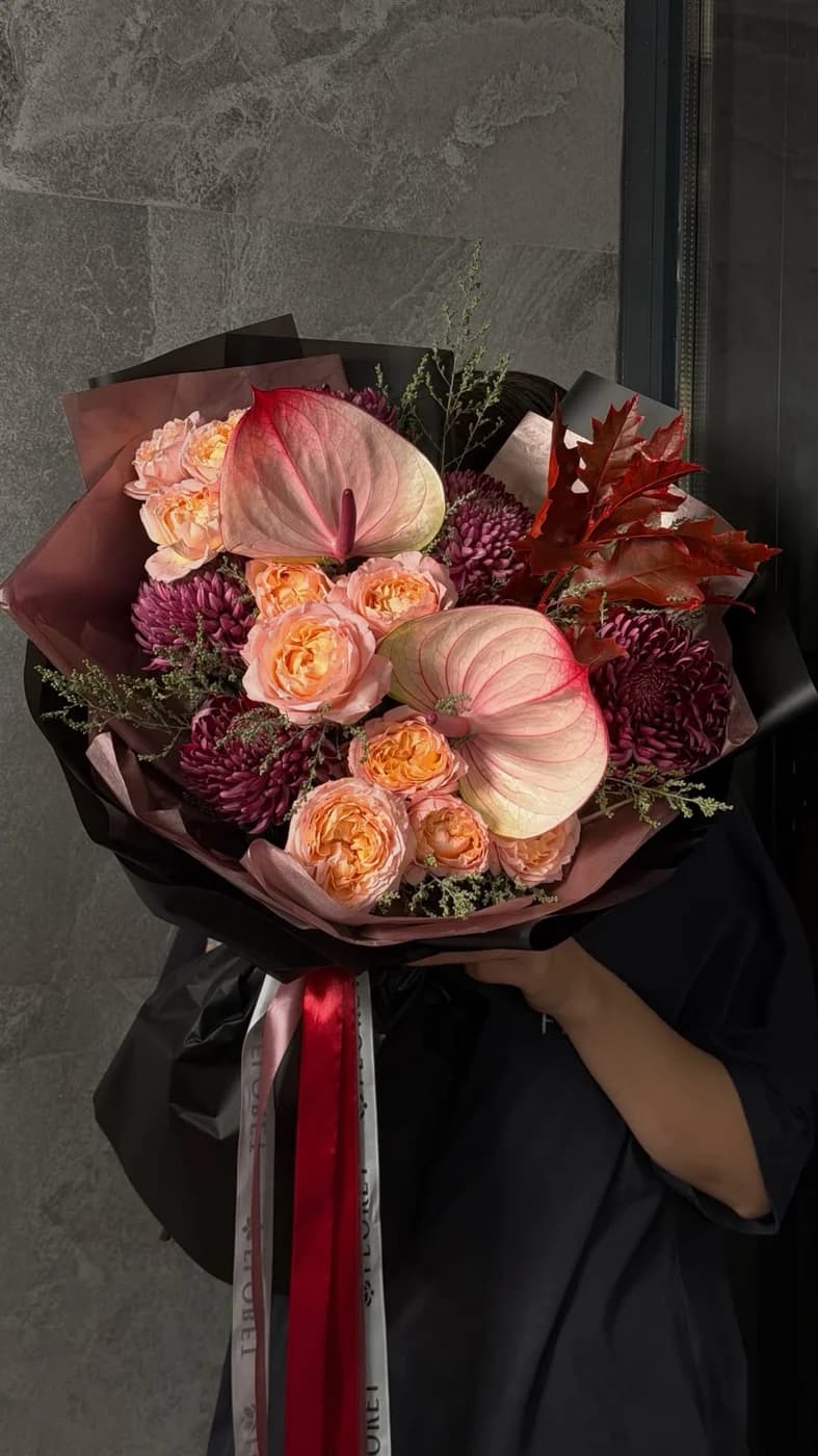 хризантемы Бигуди, кустовых роз Juliet Spray, антуриумов Pink-Green, полыни и Red Oak Leaf.