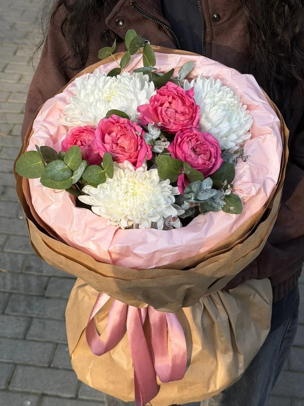 Duo bouquet of Gazelli chrysanthemums and Juliett Cerise roses
