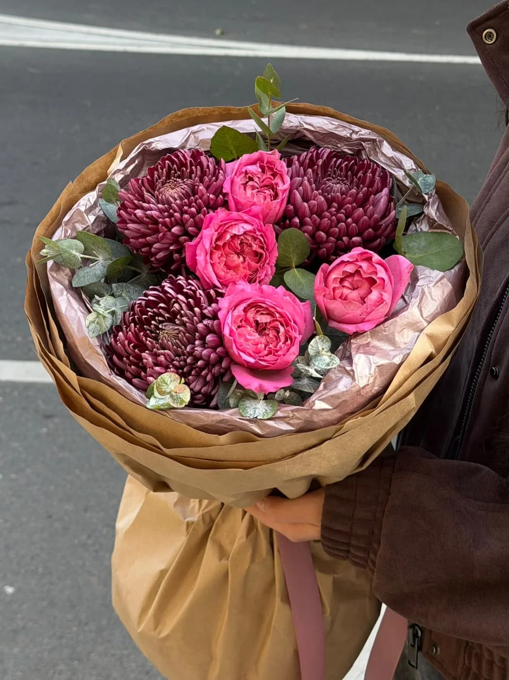 Mixed bouquet of Juliett Cerise and Bigoudi chrysanthemums.