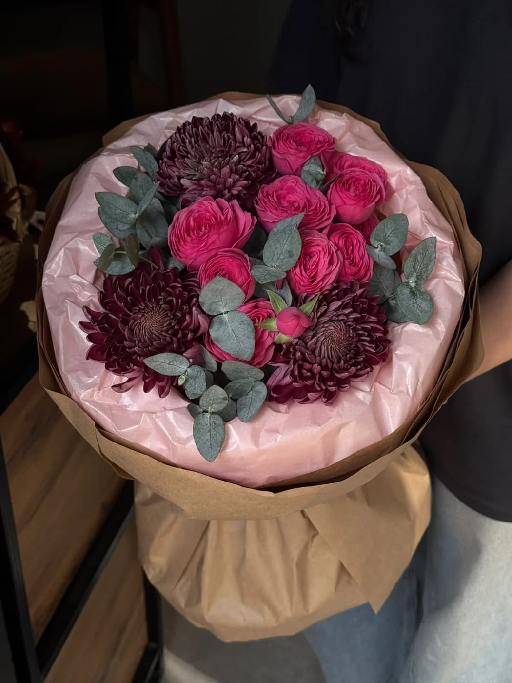 Giselle Pink sprey qızılgüllər və Bigoudi xrizantemalar ilə duo buket