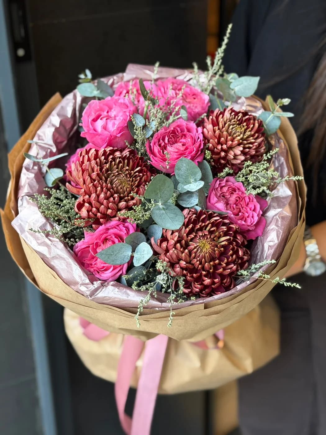 Bigoudi xrizanteması, Juliett Cerise sprey qızılgülü və yovşandan ibarət miks buket.
