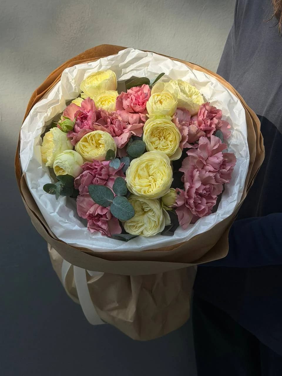 Дуо букет из кустовых роз White Piano и Carnation