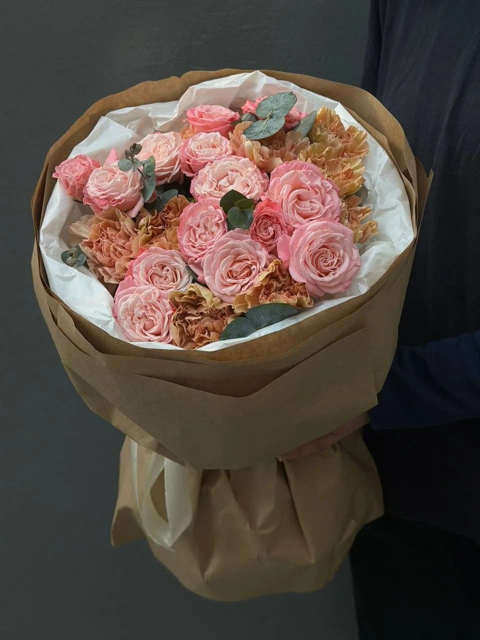 Дуо букет из кустовых роз Madam Bombastic и Carnation