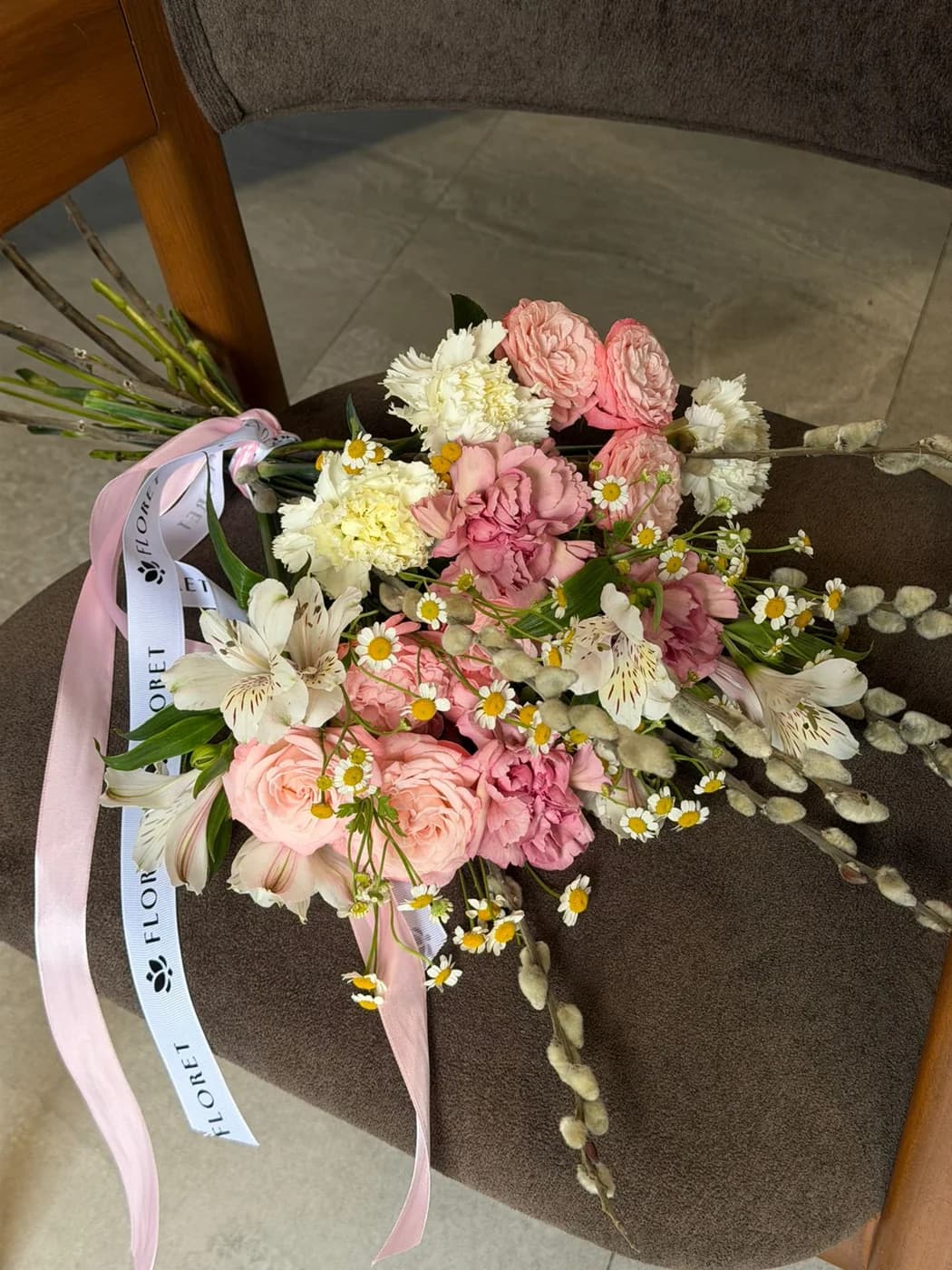 Микс букет из Матрикарии, Кустовых роз, Альстромерий и Carnation