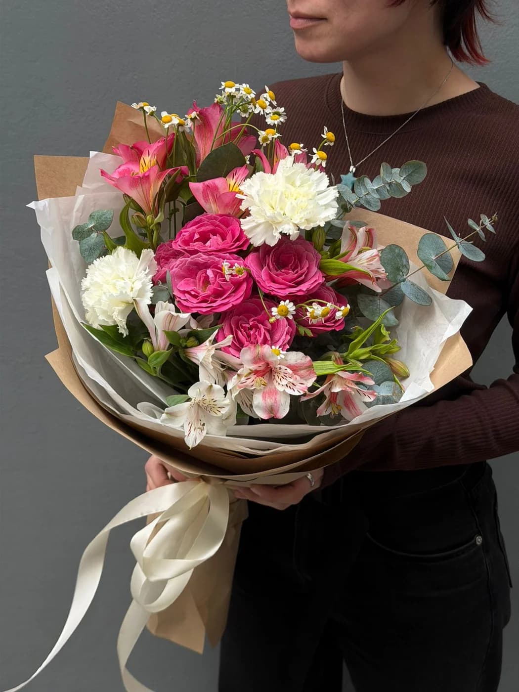 Микс букет из Кустовых Роз, Carnation, Альстромерии и Матрикарии